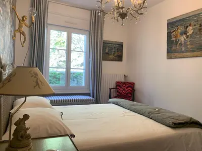 Un ou plusieurs lits dans un hébergement de l'établissement Appartement Villa Chausey, vue sur le port