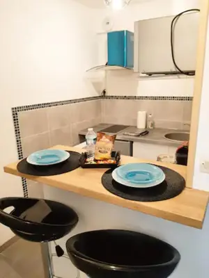 Cuisine ou kitchenette dans l'établissement Le Petit Charmeur, parking, Wifi, gare
