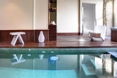 Piscine de l'établissement Logis Hôtel Restaurant Le Dauphin et Le Spa du Prieuré ou située à proximité