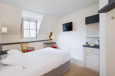Télévision ou salle de divertissement dans l'établissement Logis Hôtel Restaurant Le Dauphin et Le Spa du Prieuré