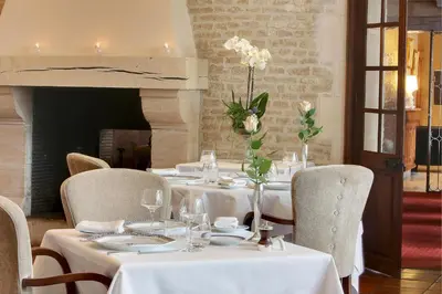 Coin salon dans l'établissement Logis Hôtel Restaurant Le Dauphin et Le Spa du Prieuré