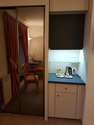 Cuisine ou kitchenette dans l'établissement Logis Hôtel Restaurant Le Dauphin et Le Spa du Prieuré