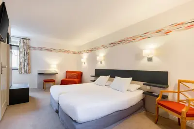 Un ou plusieurs lits dans un hébergement de l'établissement Logis Hôtel Restaurant Le Dauphin et Le Spa du Prieuré