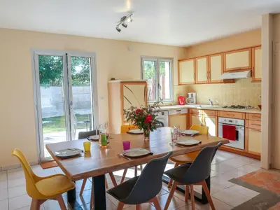 Cuisine ou kitchenette dans l'établissement Holiday Home Lana by Interhome