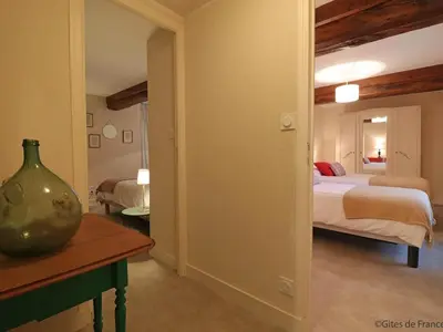 Un ou plusieurs lits dans un hébergement de l'établissement Maison paisible en nature avec cheminée et animaux acceptés - FR-1-497-154