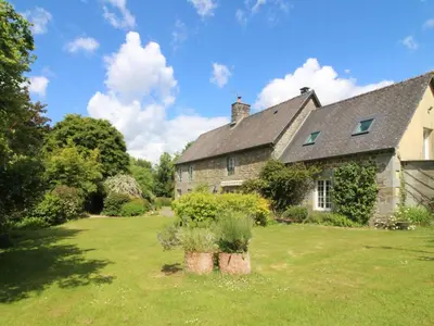 Jardin de l'établissement Maison paisible en nature avec cheminée et animaux acceptés - FR-1-497-154
