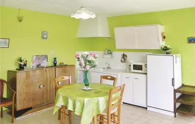 Cuisine ou kitchenette dans l'établissement Amazing Home In Quettehou