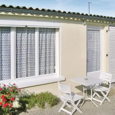Amazing Home In Quettehou