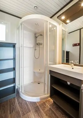 Salle de bains dans l'établissement Dives-sur-Mer le Conquérant