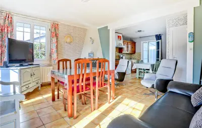 Télévision ou salle de divertissement dans l'établissement Amazing Home In Anneville Sur Mer