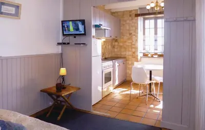 Télévision ou salle de divertissement dans l'établissement Beautiful Home In Morsalines With Wifi
