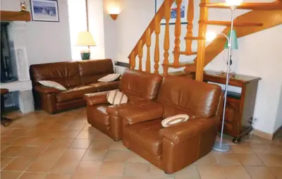 Coin salon dans l'établissement 2 Bedroom Awesome Home In Morsalines
