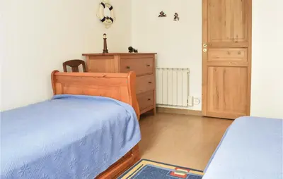 Un ou plusieurs lits dans un hébergement de l'établissement Cozy Home In Lestre With Wifi