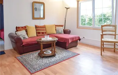 Coin salon dans l'établissement Cozy Home In Lestre With Wifi