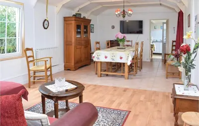 Télévision ou salle de divertissement dans l'établissement Cozy Home In Lestre With Wifi