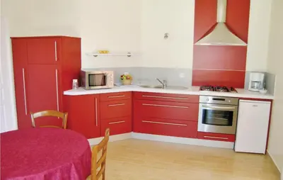 Cuisine ou kitchenette dans l'établissement 1 Bedroom Awesome Home In Carolles