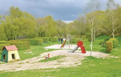 Aire de jeux pour enfants de l'établissement Holiday Home In Montsernelle