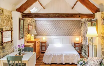 Un ou plusieurs lits dans un hébergement de l'établissement Gorgeous Home In Quettehou With Wifi
