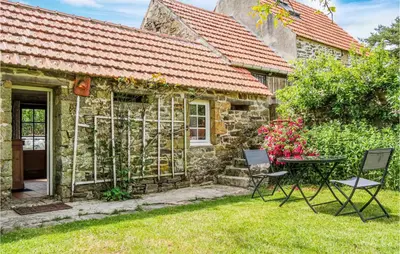 Jardin de l'établissement Gorgeous Home In Quettehou With Wifi