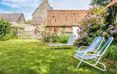 Jardin de l'établissement Gorgeous Home In Quettehou With Wifi
