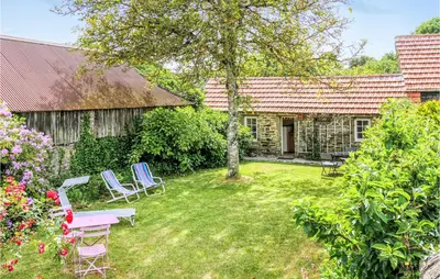 Jardin de l'établissement Gorgeous Home In Quettehou With Wifi