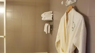 Salle de bains dans l'établissement L'Hostellerie du Château de Bricquebec