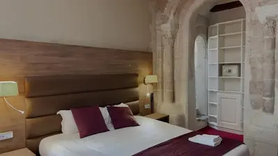 Un ou plusieurs lits dans un hébergement de l'établissement L'Hostellerie du Château de Bricquebec