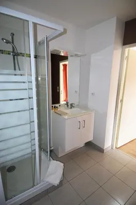 Salle de bains dans l'établissement La Patoune - Jardin - 50m de la plage - Wifi - Parking