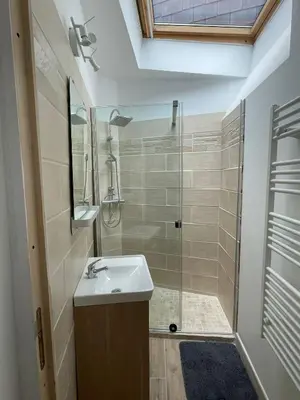 Salle de bains dans l'établissement La petite maison de la Tante Marie