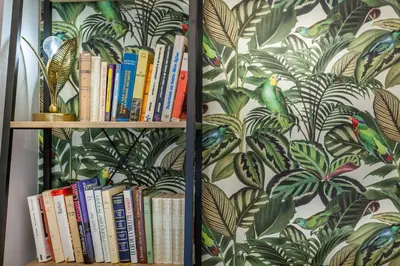 Bibliothèque dans la maison de vacances