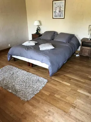 Un ou plusieurs lits dans un hébergement de l'établissement Maison de Charme au Dézert avec Vue sur le Lac