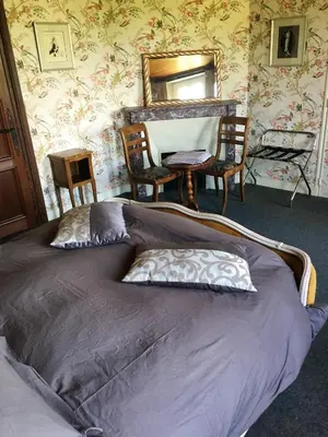 Un ou plusieurs lits dans un hébergement de l'établissement Maison de Charme au Dézert avec Vue sur le Lac