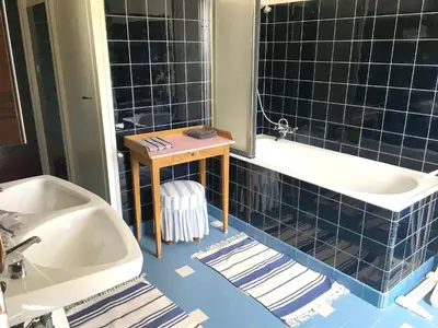 Salle de bains dans l'établissement Maison de Charme au Dézert avec Vue sur le Lac