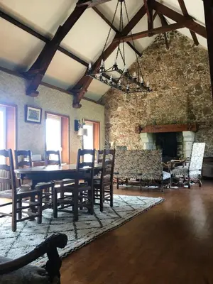 Coin salon dans l'établissement Maison de Charme au Dézert avec Vue sur le Lac