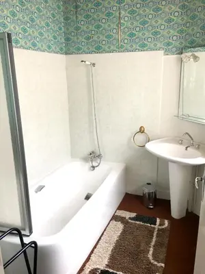 Salle de bains dans l'établissement Maison de Charme au Dézert avec Vue sur le Lac