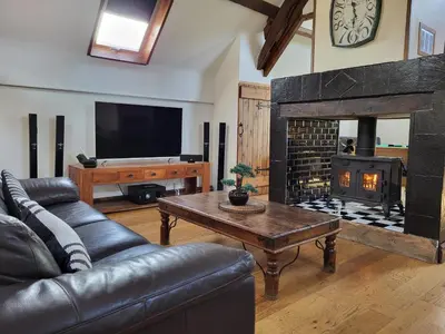 Télévision ou salle de divertissement dans l'établissement 5 Bed House - Sleeps 10 - Pets - Pool - HotTub
