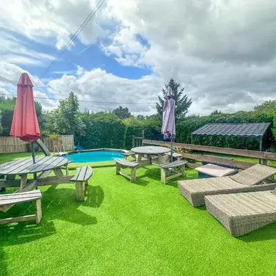 5 Bed House - Sleeps 10 - Pets - Pool - HotTub