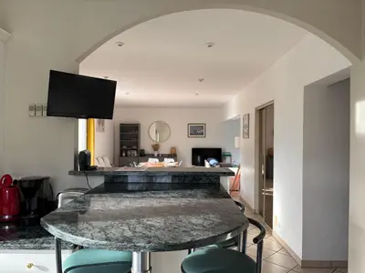 Coin salon dans l'établissement Villa des pontons Maison 5 chambres avec grand jardin clos et belle terrasse séjour spacieux lumineux à 2 kms de la plage d'Arromanches près de Bayeux, Omaha beach - table de ping pong - garage