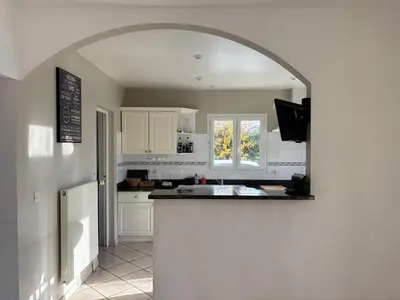 Cuisine ou kitchenette dans l'établissement Villa des pontons Maison 5 chambres avec grand jardin clos et belle terrasse séjour spacieux lumineux à 2 kms de la plage d'Arromanches près de Bayeux, Omaha beach - table de ping pong - garage
