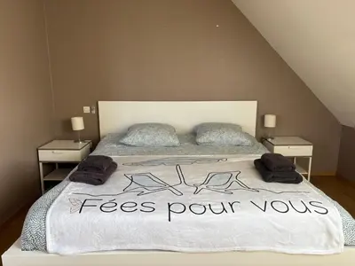 Un ou plusieurs lits dans un hébergement de l'établissement Villa des pontons Maison 5 chambres avec grand jardin clos et belle terrasse séjour spacieux lumineux à 2 kms de la plage d'Arromanches près de Bayeux, Omaha beach - table de ping pong - garage