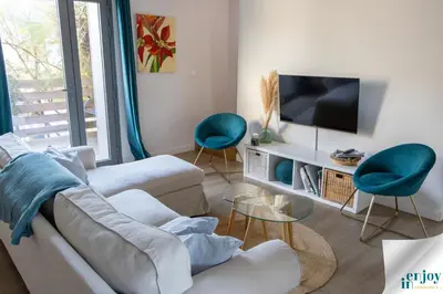 Télévision ou salle de divertissement dans l'établissement Villa Jules Petit Gîte