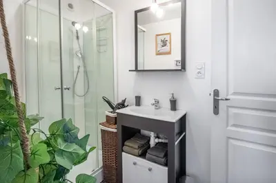 Salle de bains dans l'établissement Le Grand Cancalais