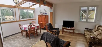 Télévision ou salle de divertissement dans l'établissement Le Repos des Crins Noirs