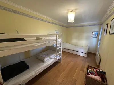 Un ou plusieurs lits dans un hébergement de l'établissement Appartement 3 pièces en front de mer avec balcons, à Cabourg, proche centre-ville. - FR-1-487-275
