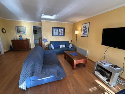 Télévision ou salle de divertissement dans l'établissement Appartement 3 pièces en front de mer avec balcons, à Cabourg, proche centre-ville. - FR-1-487-275
