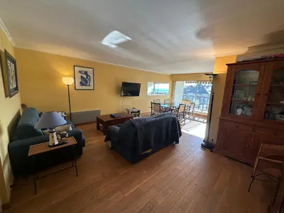 Coin salon dans l'établissement Appartement 3 pièces en front de mer avec balcons, à Cabourg, proche centre-ville. - FR-1-487-275