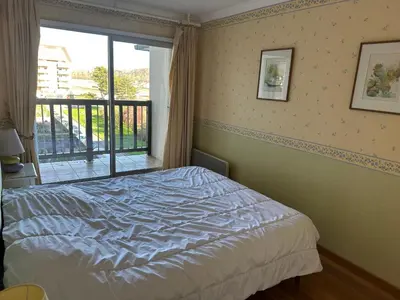 Un ou plusieurs lits dans un hébergement de l'établissement Appartement 3 pièces en front de mer avec balcons, à Cabourg, proche centre-ville. - FR-1-487-275