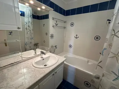 Salle de bains dans l'établissement Appartement 3 pièces en front de mer avec balcons, à Cabourg, proche centre-ville. - FR-1-487-275