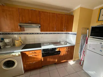 Cuisine ou kitchenette dans l'établissement Appartement 3 pièces en front de mer avec balcons, à Cabourg, proche centre-ville. - FR-1-487-275
