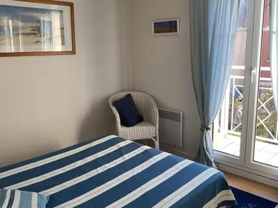 Un ou plusieurs lits dans un hébergement de l'établissement Charmant Cottage avec Jardin à Deux Pas du Port - Dives-sur-Mer - FR-1-487-279